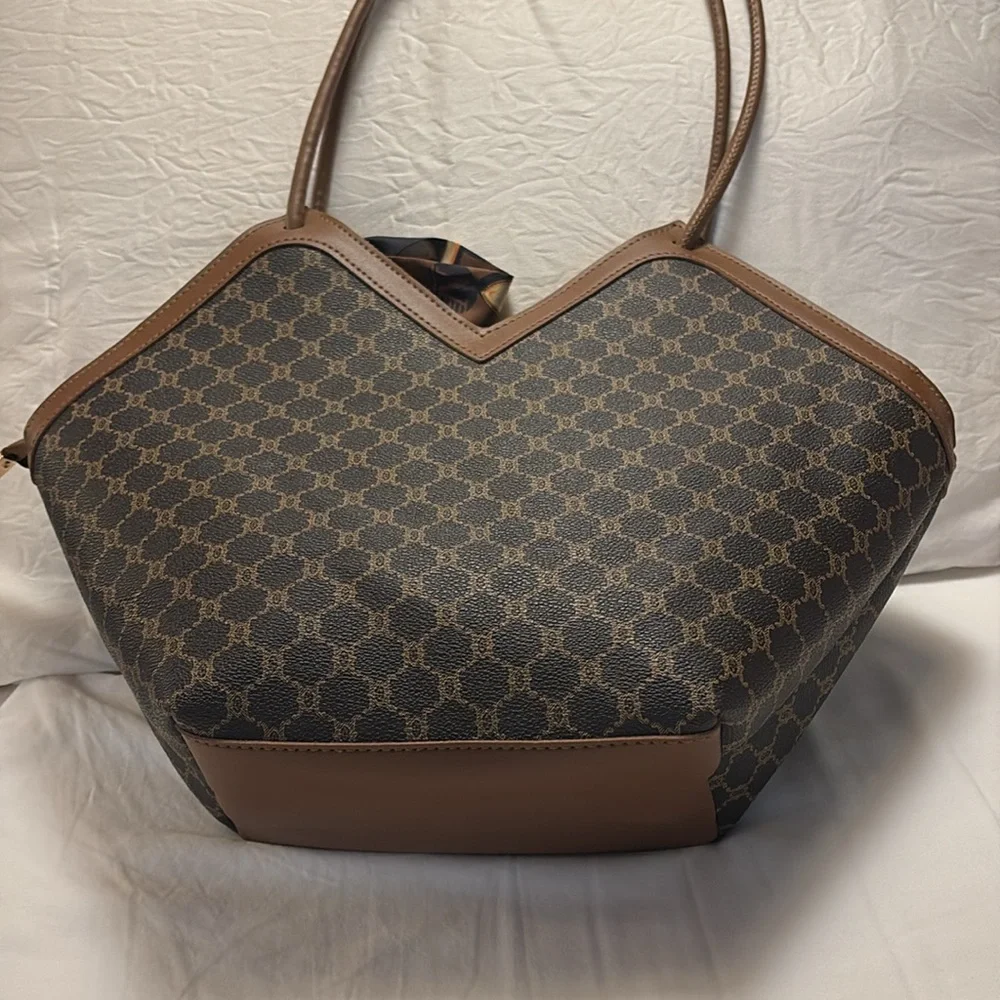 Elegant Geometric Tote. Shoulder/Handbag with Scarf.
New w/o tags. Xich Xichan - Picture 2 of 12